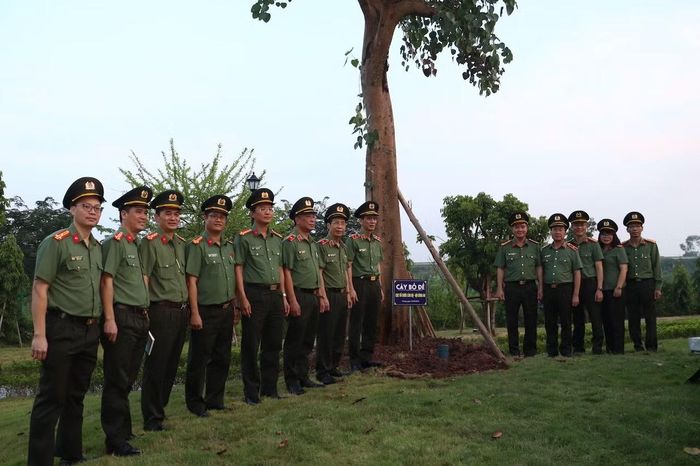 Cục Tổ chức cán bộ trồng cây trong khuôn viên Khu lưu niệm Anh hùng liệt sĩ CAND Bùi Thị Cúc.