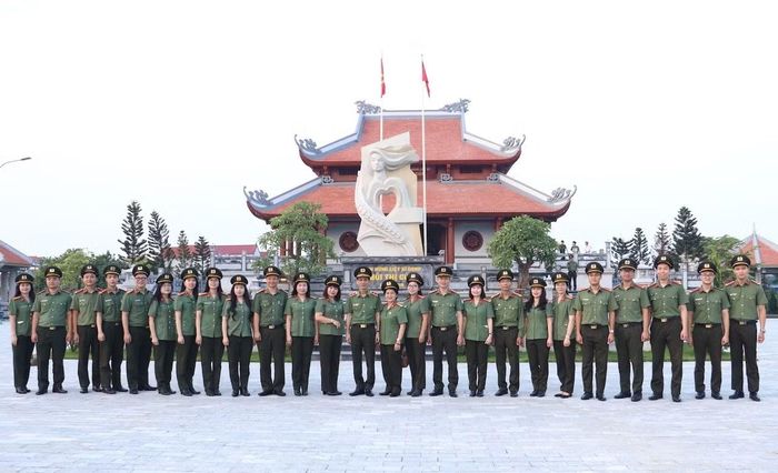Các đại biểu tại Khu lưu niệm Anh hùng liệt sĩ CAND Bùi Thị Cúc.