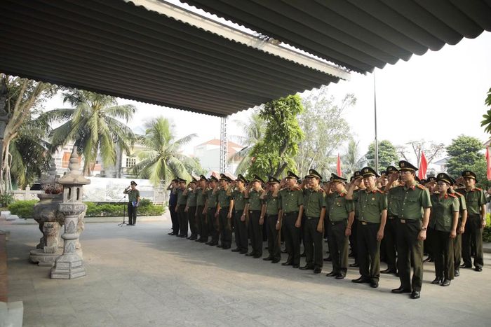 Đoàn đại biểu Cục Tổ chức cán bộ và Công an tỉnh Hưng Yên dâng hương tại Đền thờ bà Hoàng Thị Loan.