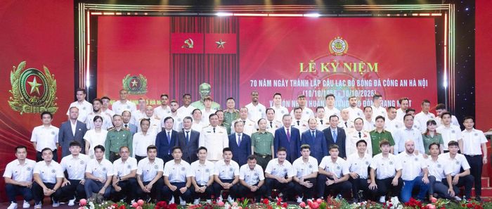 Tổng Bí thư, Chủ tịch nước Tô Lâm và các đại biểu chụp ảnh cùng CLB Bóng đá Công an Hà Nội.