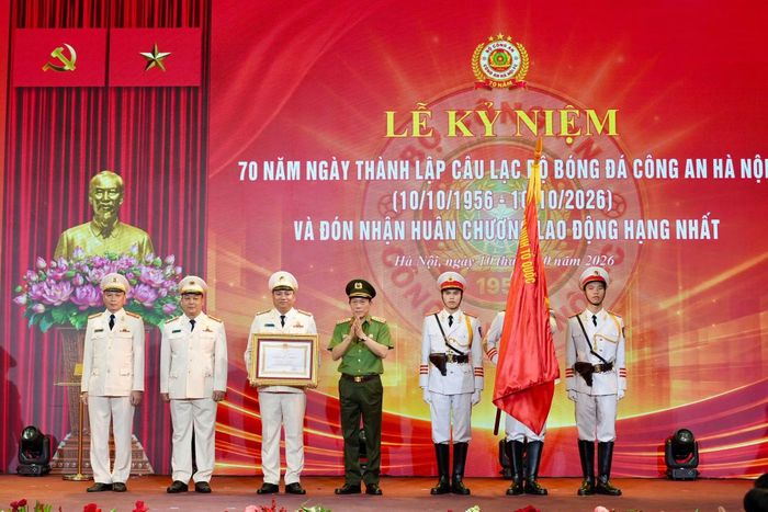 Bộ trưởng Lương Tam Quang thừa ủy quyền của Chủ tịch nước, trao tặng Huân chương Lao động hạng Nhất cho CLB Bóng đá Công an Hà Nội.