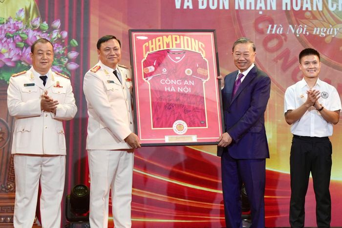 CLB Bóng đá Công an Hà Nội tặng Tổng Bí thư, Chủ tịch nước Tô Lâm chiếc áo thi đấu truyền thống của đội bóng.