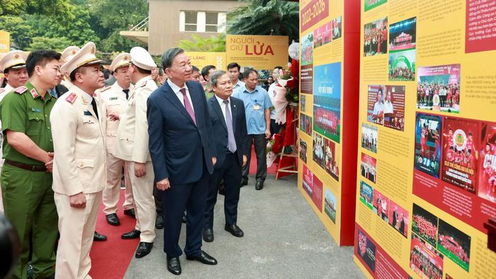 Tổng Bí thư, Chủ tịch nước Tô Lâm tham quan khu vực triển lãm về chặng đường 7 thập kỷ của CLB Bóng đá Công an Hà Nội.