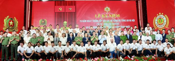 Các đại biểu chụp ảnh lưu niệm cùng tập thể cầu thủ và huấn luyện viên CLB Bóng đá Công an Hà Nội.