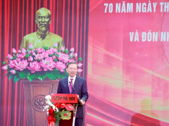 Tổng Bí thư, Chủ tịch nước Tô Lâm trò chuyện cùng CLB Bóng đá Công an Hà Nội.