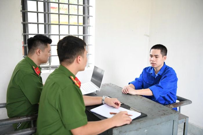 Cơ quan Công an tiến hành lấy lời khai bị can Nguyễn Văn Nam.