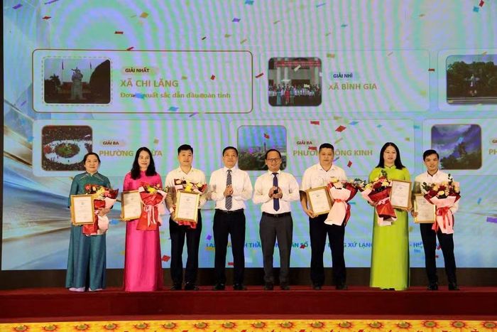 Ban tổ chức trao giải cho các tập thể tiêu biểu cuộc thi trực tuyến “Công dân số Xứ Lạng” năm 2026.