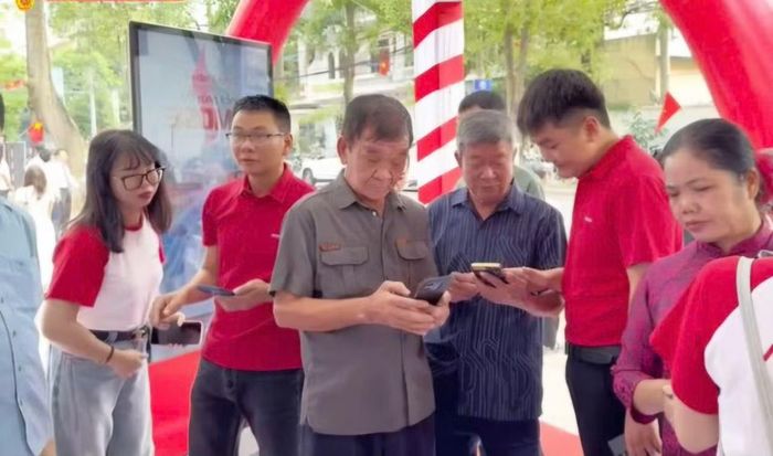 Người dân trải nghiệm Internet tốc độ cao.