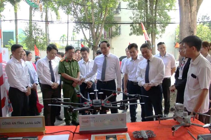 Các đại biểu tham quan trải nghiệm không gian số trong khuôn viên Trung tâm hội nghị tỉnh Lạng Sơn.