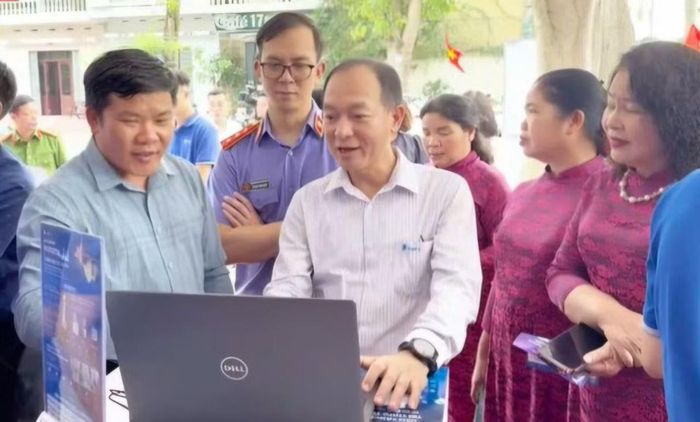 Người dân tìm hiểu công nghệ số tại ngày hội.