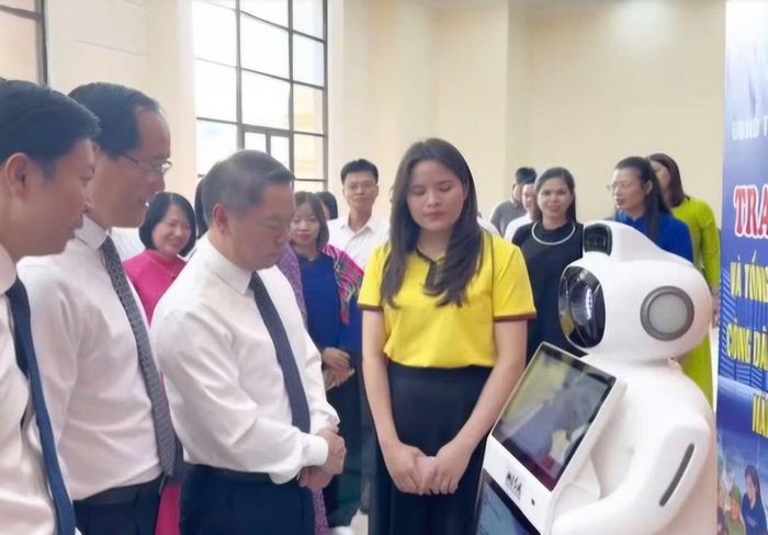 Đồng chí Dương Xuân Huyên, đồng chí Đoàn Thanh Sơn và các đại biểu tham quan tìm hiểu công nghệ số.