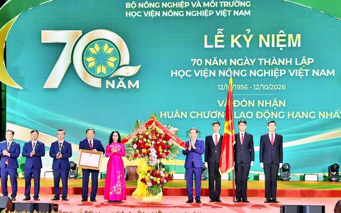Chủ tịch Quốc hội Trần Thanh Mẫn đã trao Huân chương Lao động hạng Nhất tặng Học viện Nông nghiệp Việt Nam.