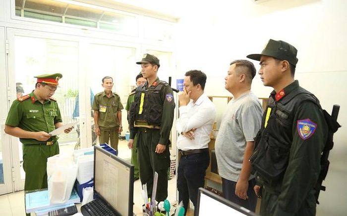 Cơ quan điều tra thi hành lệnh khám xét.  