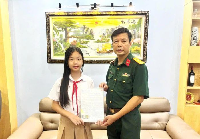 Nguyễn Phương Nga - Lớp 7A8 - Trường THCS Lê Lợi, Hà Đông (Hà Nội) cùng với bố đi nộp bài dự thi viết về Trường Học Hạnh Phúc 2026,