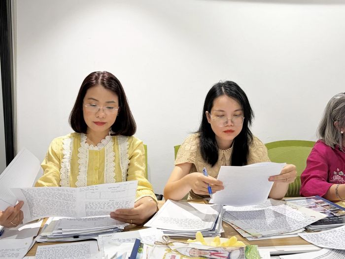Cô Phạm Thị Hoa, giáo viên Ngữ văn Trường THPT Trần Phú - Hoàn Kiếm (bên trái) cho biết nhiều bài dự thi khiến cô xúc động bởi cách học sinh kể lại những kỷ niệm với thầy cô bằng hình thức sáng tạo, giàu cảm xúc.