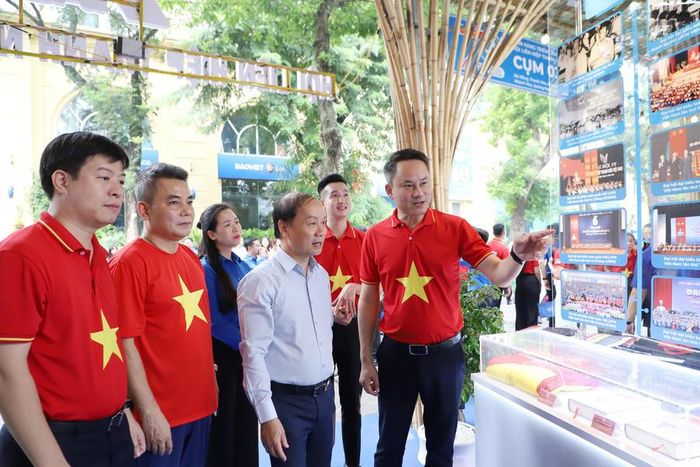 Các đại biểu tham quan tại Triển lãm. (Ảnh: Đ.H)