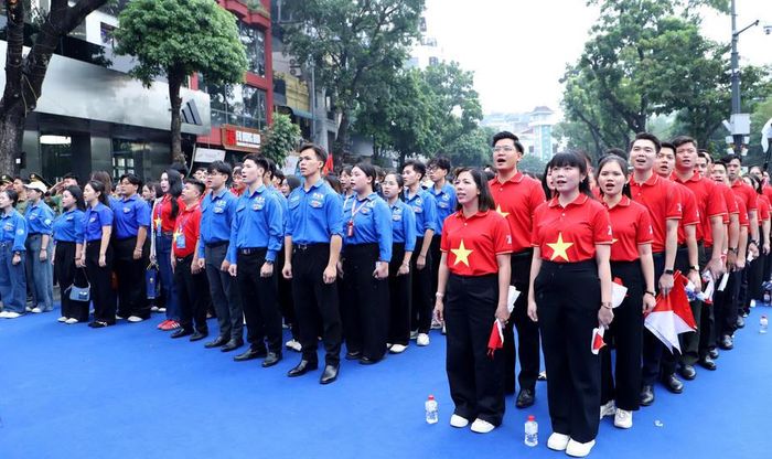 Xúc động Lễ chào cờ và hát quốc ca ở chặng 7 Hành trình Tôi yêu Tổ quốc tôi tại Hà Nội. (Ảnh: Đ.H)