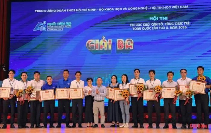 Đồng chí Hoàng Văn Ninh (thứ tư từ trái sang) đoạt giải ba bảng A tại Hội thi Tin học khối cán bộ, công chức trẻ toàn quốc lần thứ X, năm 2026.
