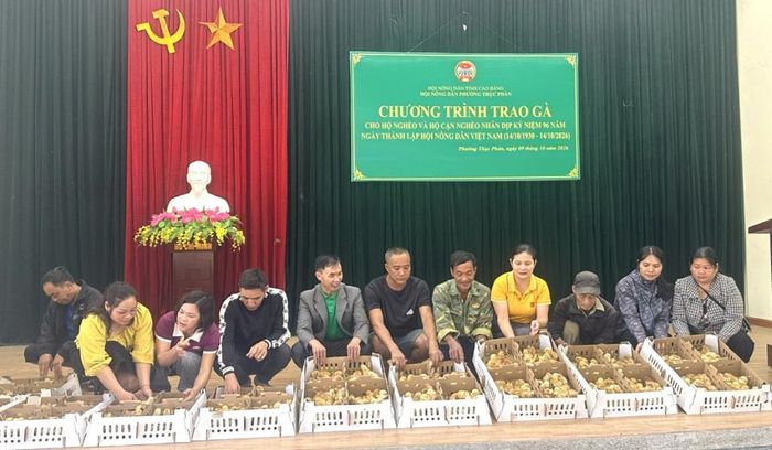 Người dân nhận gà giống, phát triển chăn nuôi, nâng cao thu nhập, góp phần giảm nghèo bền vững.