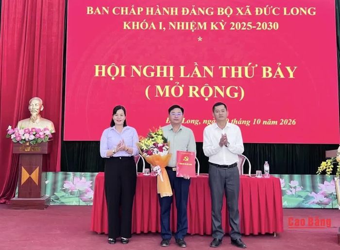 Hội nghị công bố và trao quyết định của Tỉnh ủy về điều động cán bộ.