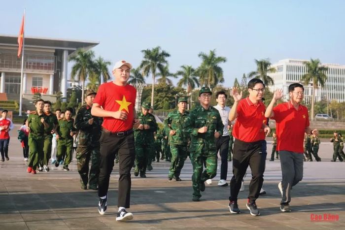 Cán bộ, chiến sĩ, đoàn viên, thanh niên, học sinh và nhân dân chạy bộ đồng hành, nâng cao sức khỏe.