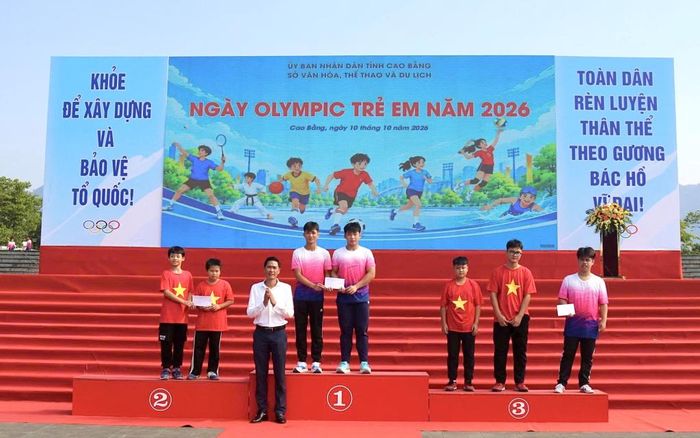 Ban tổ chức trao giải cho các đội đạt thành tích cao ở nội dung tung còn nam.