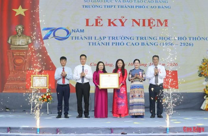 Sở Giáo dục và Đào tạo trao bằng công nhận trường đạt chuẩn quốc gia mức độ I cho Trường THPT Thành phố Cao Bằng