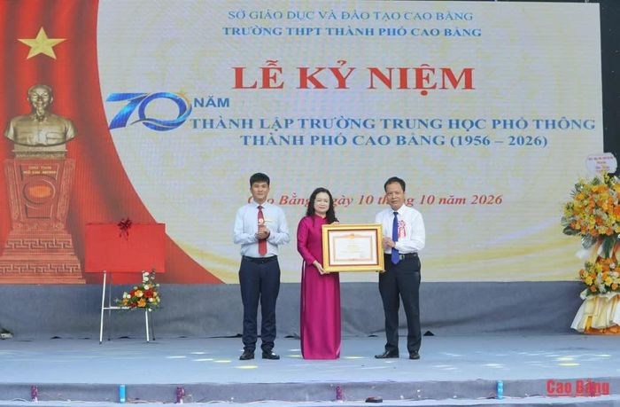 Đồng chí Nông Thanh Tùng, Trưởng Ban Tuyên giáo Tỉnh ủy trao bằng khen của Thủ tướng Chính phủ cho Trường THPT Thành phố Cao Bằng.