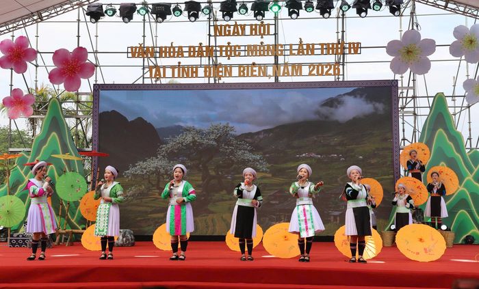 Giai điệu, lời ca và những điệu múa mang đậm bản sắc dân tộc góp phần làm phong phú sắc màu nghệ thuật của đoàn Cao Bằng tại Ngày hội.