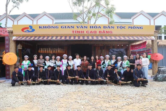 Phó Chủ tịch UBND tỉnh Hà Nhật Lệ chụp ảnh lưu niệm với các nghệ nhân, diễn viên tại không gian văn hóa dân tộc Mông tỉnh Cao Bằng tại Ngày hội.