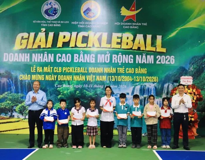 Ban tổ chức tặng quà học sinh nghèo vượt khó của phường Nùng Trí Cao và phường Thục Phán.