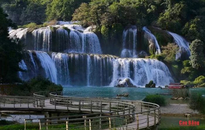 Thác Bản Giốc hùng vĩ giữa sắc xanh của núi rừng mùa Thu.