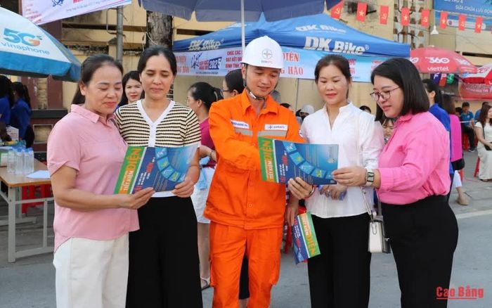 Nhân viên Công ty Điện lực Cao Bằng tuyên truyền, hướng dẫn người dân nâng cao ý thức sử dụng điện an toàn, tiết kiệm.