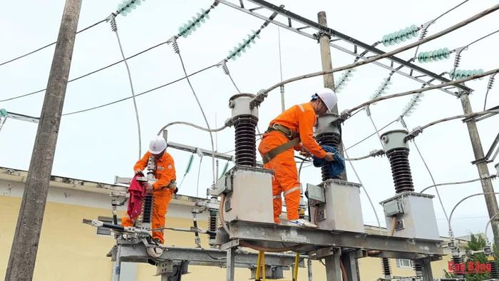 Vệ sinh, kiểm tra hệ thống điện, góp phần bảo đảm vận hành an toàn, ổn định.