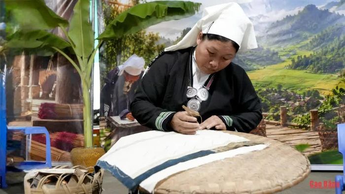 Không gian giới thiệu kỹ thuật in hoa văn bằng sáp ong của người Dao Tiền tại hoạt động “Bàn tay người Cao Bằng”.
