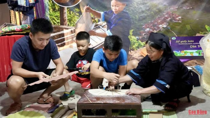 Các hoạt động trải nghiệm làm sản phẩm thủ công thu hút đông đảo người dân và du khách, đặc biệt là các bạn nhỏ.