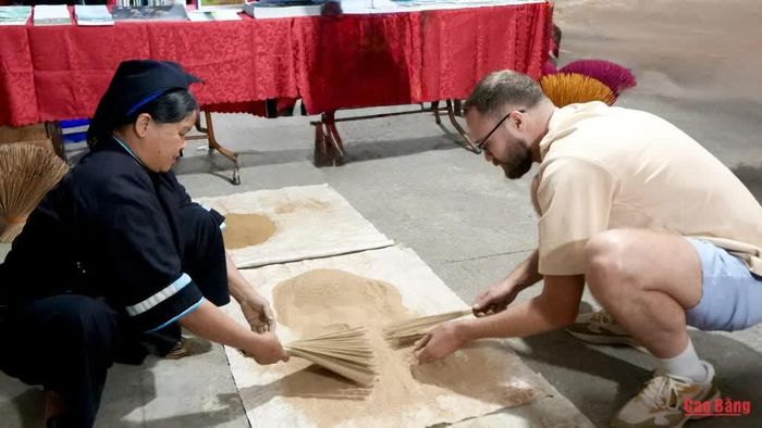 Du khách nước ngoài trải nghiệm công đoạn làm hương truyền thống.