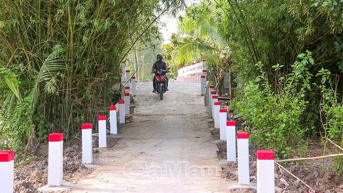 Tuyến đường từ cầu Lý Chí Dũng đến nhà ông Lý Diên dài hơn 1 km, có một cây cầu được đầu tư với tổng kinh phí hơn 1 tỷ đồng. Ngoài ra, nhiều cây cầu trước đây nhỏ hẹp được mở rộng lên 3-3,5m.