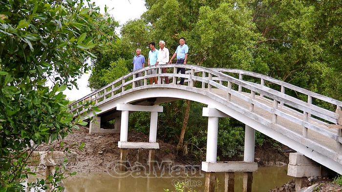 Cầu Thạnh An, ấp Đầu Lá, là một trong 15 cây cầu được địa phương vận động xây dựng, cải thiện hạ tầng giao thông vùng đồng bào Khmer.