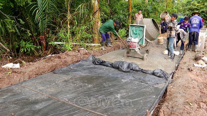 Nhiều tuyến đường giao thông tại vùng đồng bào Khmer xã Long Điền đang được khẩn trương hoàn thiện, tạo điều kiện thuận lợi cho việc đi lại của người dân.