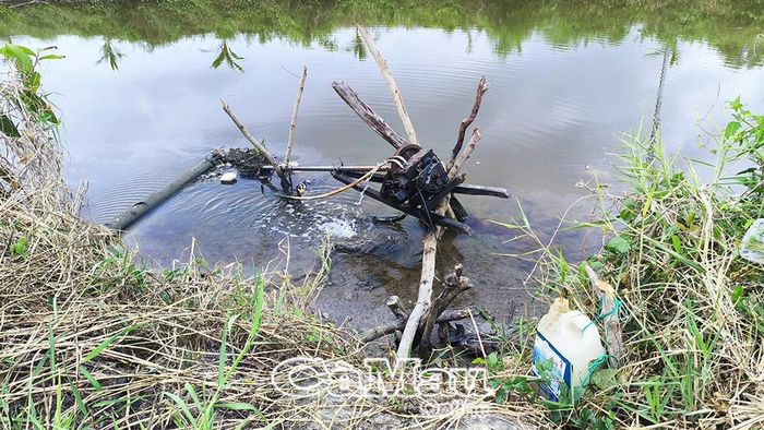 Máy bơm dầu được người dân chuẩn bị từ đầu vụ, sẵn sàng ứng phó với các đợt mưa lớn kéo dài.