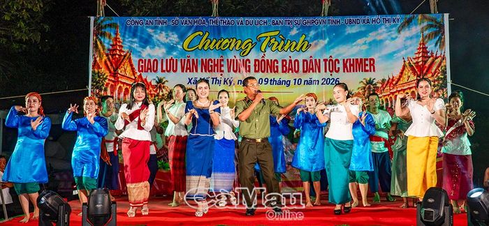 Tiết mục ca múa thể hiện tình đoàn kết, gắn bó giữa lực lượng Công an và Nhân dân.