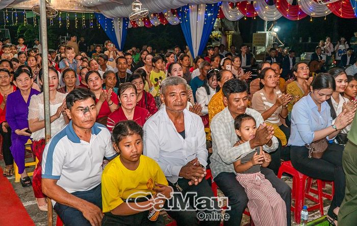  Đông đảo đồng bào Khmer Xã Hồ Thị Kỷ đến thưởng thức chương trình văn nghệ.