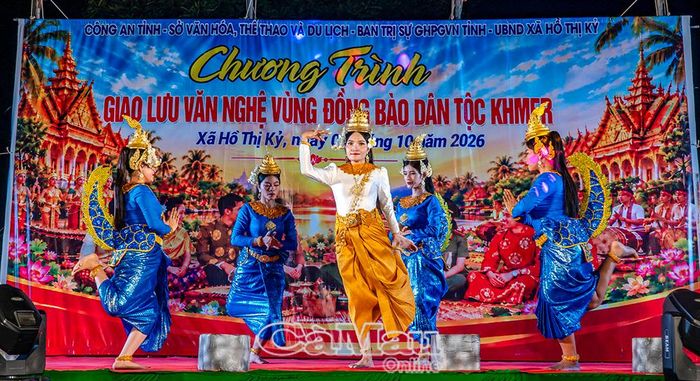 Tiết mục Dù Kê do Đoàn Nghệ thuật Khmer tỉnh Cà Mau biểu diễn tại đêm giao lưu.
