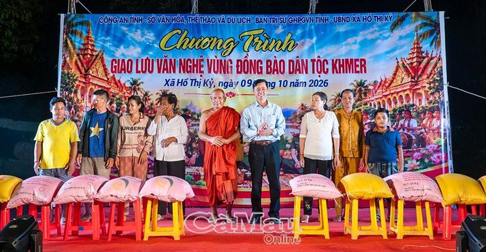 Hoà thượng Thạch Hà, Phó Chủ tịch Thường trực Hội Đoàn kết sư sãi yêu nước tỉnh Cà Mau, trao quà cho đồng bào Khmer có hoàn cảnh khó khăn.