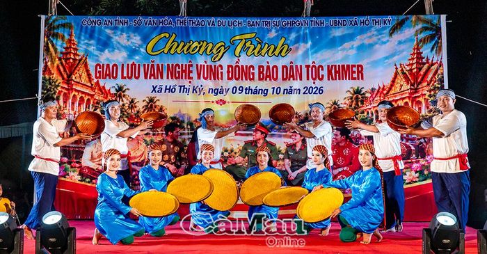  Các điệu múa truyền thống Khmer được trình diễn, phục vụ đồng bào địa phương.
