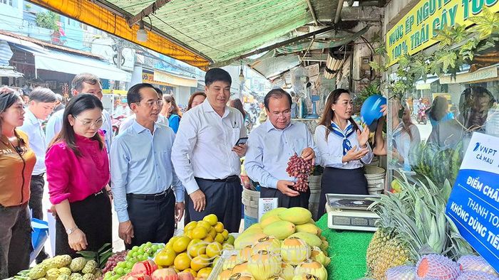 Đồng chí Nguyễn Minh Luân tham quan mô hình “Chợ số” tại xã Hoà Bình, hoạt động hưởng ứng Ngày Chuyển đổi số quốc gia