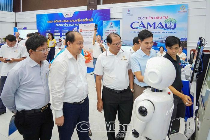  Lãnh đạo các sở, ngành tỉnh trải nghiệm robot AI phục vụ hành chính công tại hội thảo về phát triển công nghiệp công nghệ số, ngày 8/10/2026.