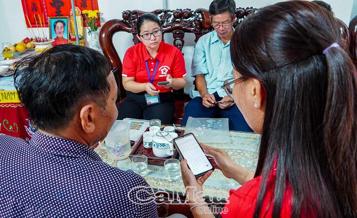 Công chức Trung tâm Phục vụ hành chính công phường Tân Thành đến tận nhà hướng dẫn người dân thực hiện thủ tục hành chính.