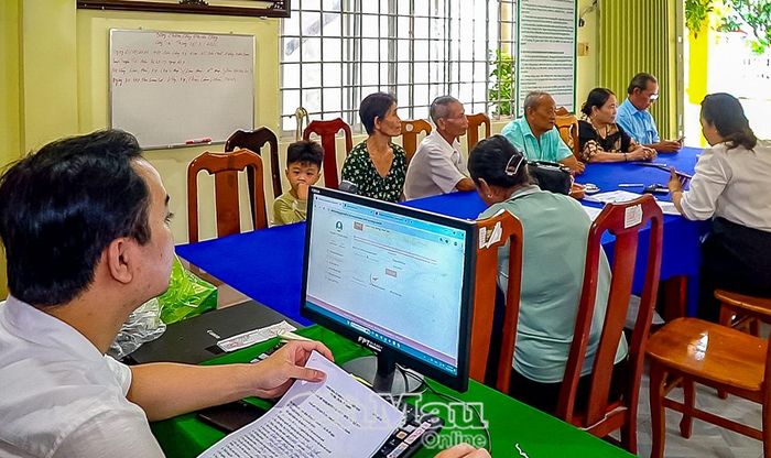 Các thành viên tổ công nghệ số cộng đồng được tập huấn, cập nhật kiến thức nhằm nâng cao hiệu quả hỗ trợ người dân tiếp cận và sử dụng các nền tảng số.